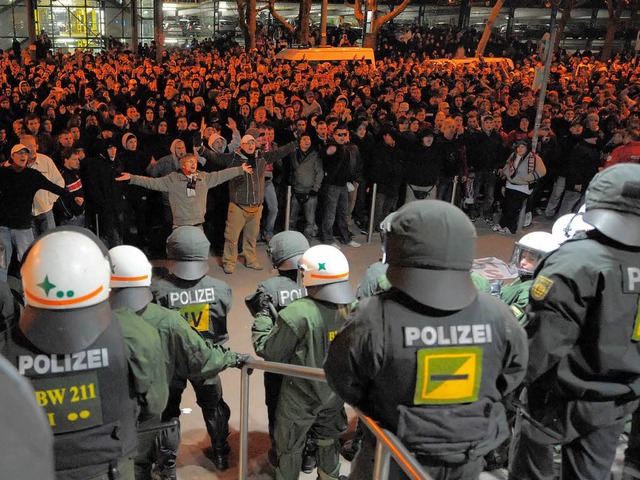 Dezember 2009: Aufgebrachte Fans des V...s, dien von Polizisten geschtzt wird.  | Foto: dpa