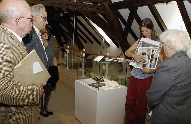 Ina Stirn (Zweite von rechts) ist die Expertin des Museums fr jdische Kultur.   | Foto: G.  Siefke