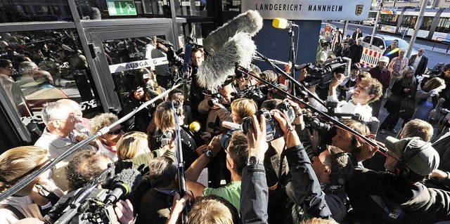 Frauenrechtlerin Alice Schwarzer umrin...ei dem Prozess gegen Jrg Kachelmann.   | Foto: dpa