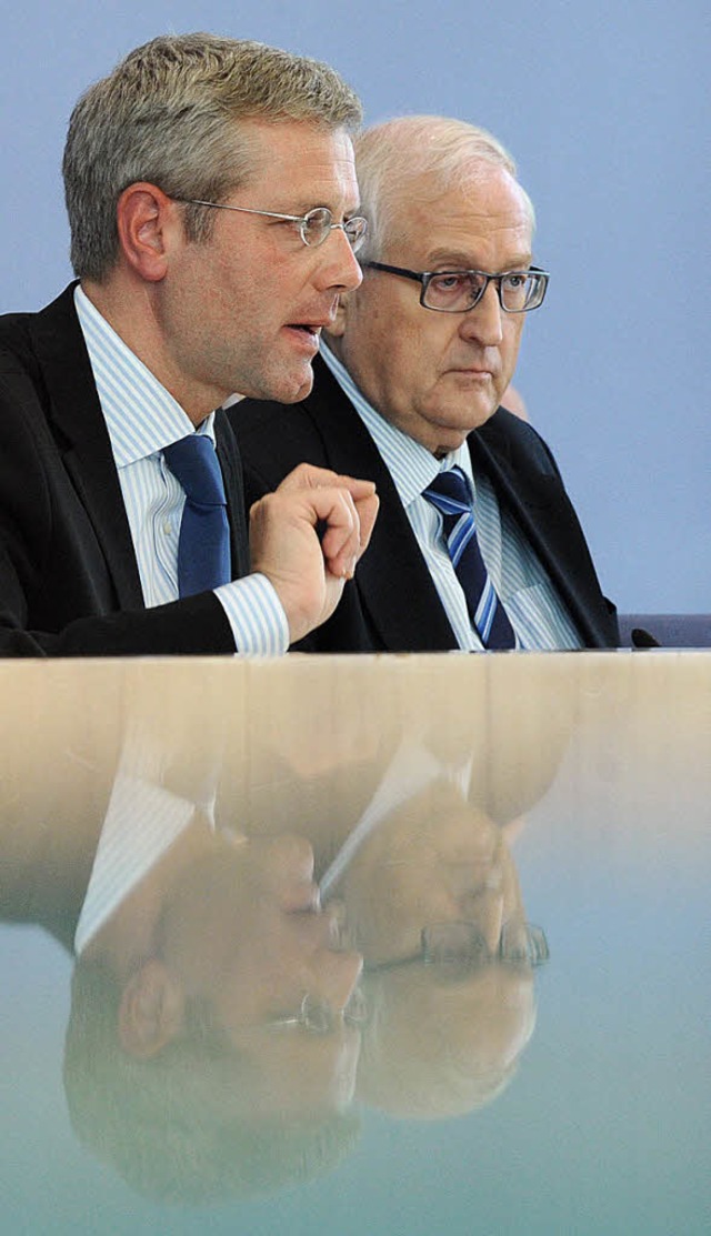 Um Harmonie bemht: die Minister Norbert Rttgen (links) und Rainer Brderle  | Foto: dpa