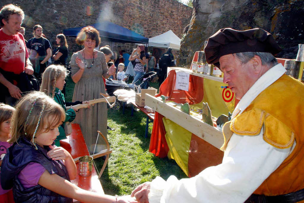 Buntes Treiben beim Burgfest auf der Hohengeroldseck Buntes Treiben beim Burgfest auf der Hohengeroldseck