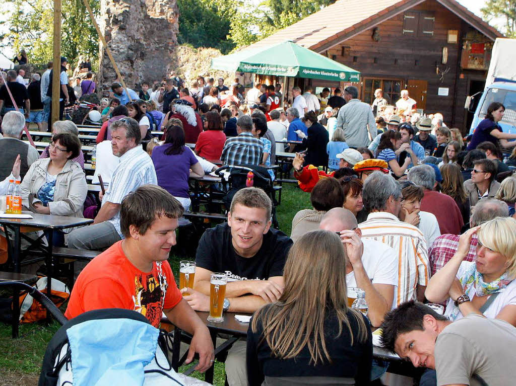 Buntes Treiben beim Burgfest auf der Hohengeroldseck Buntes Treiben beim Burgfest auf der Hohengeroldseck