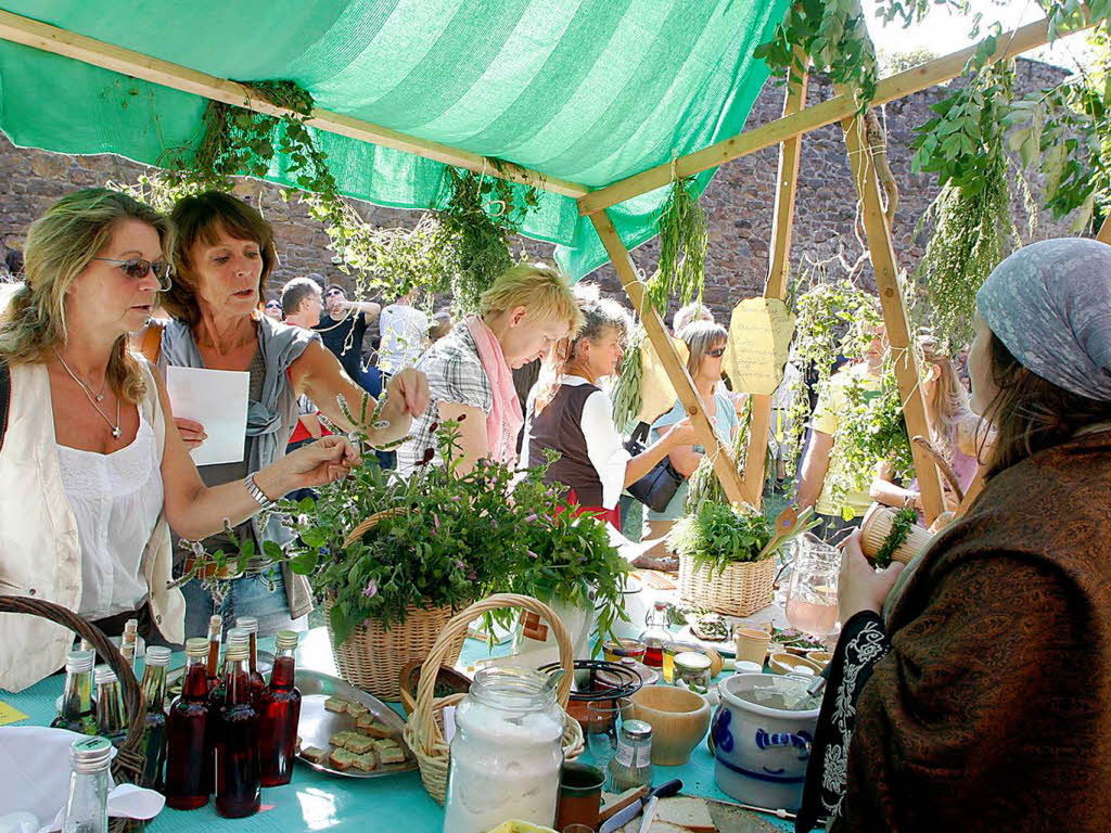 Buntes Treiben beim Burgfest auf der Hohengeroldseck Buntes Treiben beim Burgfest auf der Hohengeroldseck