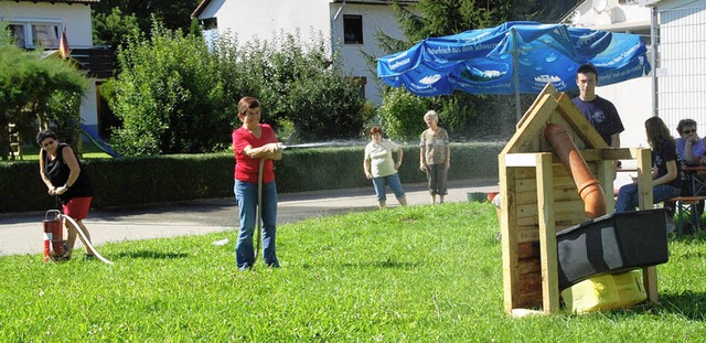 Die Landfrauen zeigten tollen Einsatz,...n Drei beim Geschicklichkeitsparcours.  | Foto: Jrg Schimanski