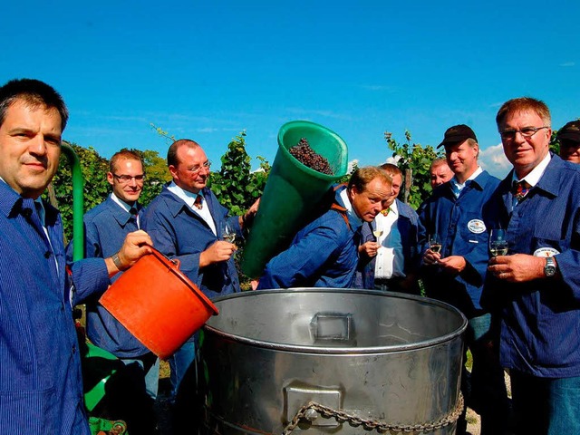 Beobachtet  von den Vertretern  des Br...iebel (Mitte) die Trauben zum Bottich.  | Foto: Petra Littner