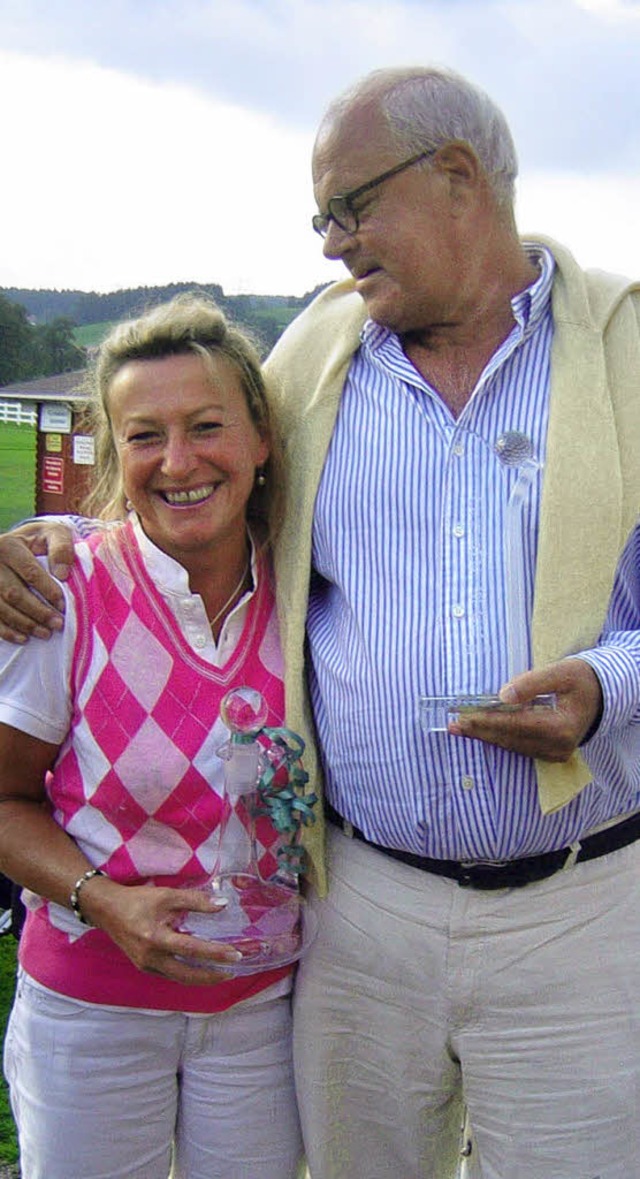 Dieter Schmidt freut sich mit Anna Rus...die gewonnene Golfclub-Meisterschaft.   | Foto: H.Simoneit