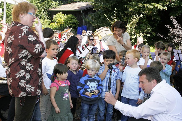 Auch die Kindergartenkinder beteiligte...tigte sich dabei als Bhnentechniker.   | Foto: Heidi Fssel