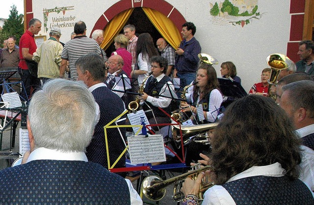 Und die Musik spielt dazu: Erfolgreich verlief das 33. Dorffest.   | Foto: OUK