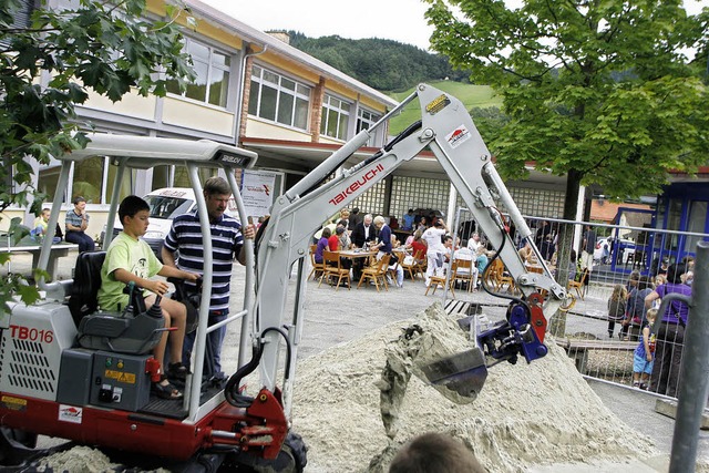 Baggern war der Renner fr die Kinder bei der Baustellen-Party.   | Foto: heidi fssel