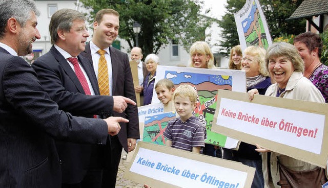 Nach den Gesprchen, die hinter geschl...links) die Demonstranten vor der Tr.   | Foto: Barbara Schmidt