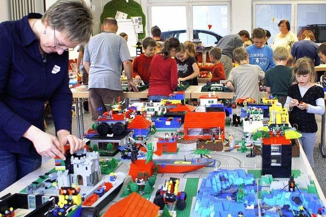 Kinder entwerfen eine Lego-Stadt
