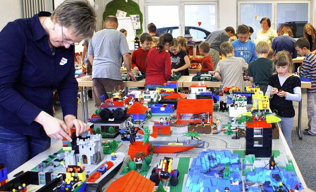 70 junge  &#8222;Architekten&#8220; ba...n einen groe Stadt aus Lego-Steinen.   | Foto: privat