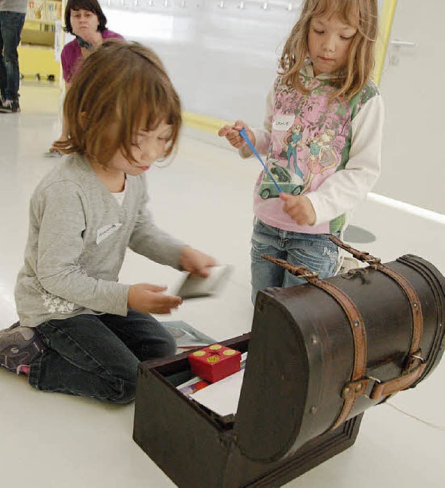 Zum Basteln trafen sich die Kinder in der Stadtbibliothek.  | Foto: Gabriel Sommer