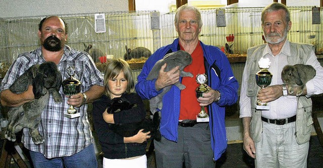 Stolz prsentieren  der Vereinsvorsitz...n Kaninchen und die gewonnenen Pokale.  | Foto: Sebastian Heise