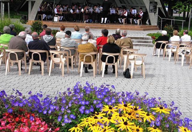 Die Zuhrer genossen das besondere Fla...Open-Air-Konzert im Bernauer Kurpark.   | Foto: Ulrike Spiegelhalter