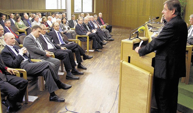 Finanzminister Willi Stchele sprach  ...-Landtagsabgeordneter Alfred Winkler.   | Foto: gerard