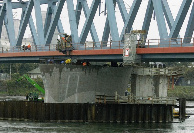 Verschiebung Bahnbrcke ber den Rhein in die endgltige Position  | Foto: Michaela Gabriel