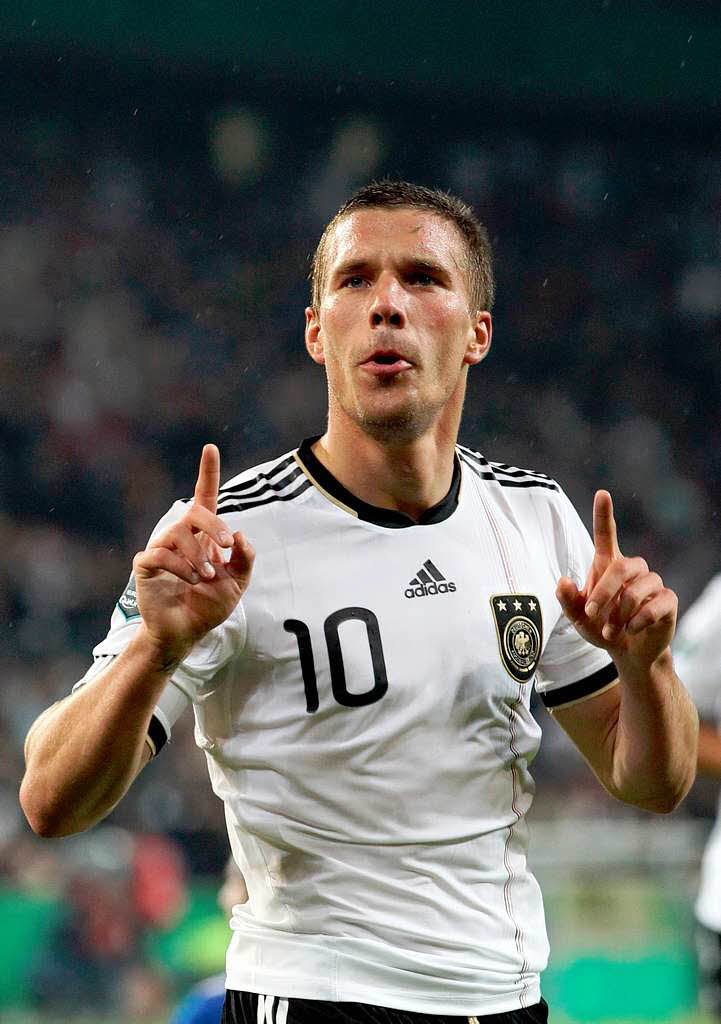 Lukas Podolski feiert seinen Treffer zum 2:0.
