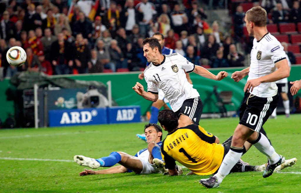 Miroslav Klose erzielt nach Vorlage durch Lukas Podolski  das 3:0.