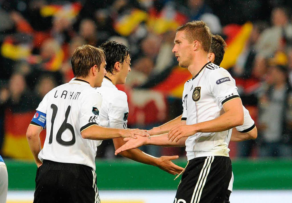 Philipp Lahm und Lukas Podolski freuen sich.
