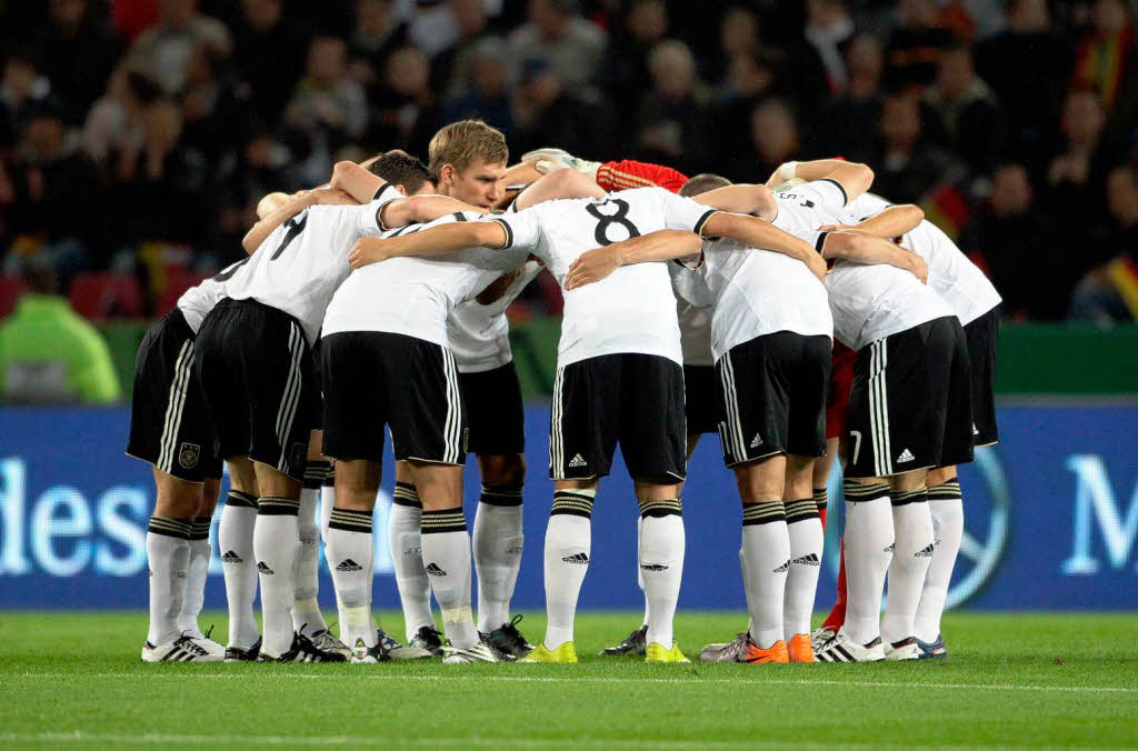 Das Team von Deutschland schwrt sich vor dem Spiel ein.