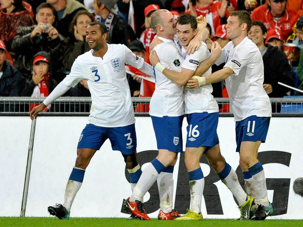 Ashley Cole, Wayne Rooney und James Milner (von links) gratulieren Adam Johnson zum zweiten Tor fr England.