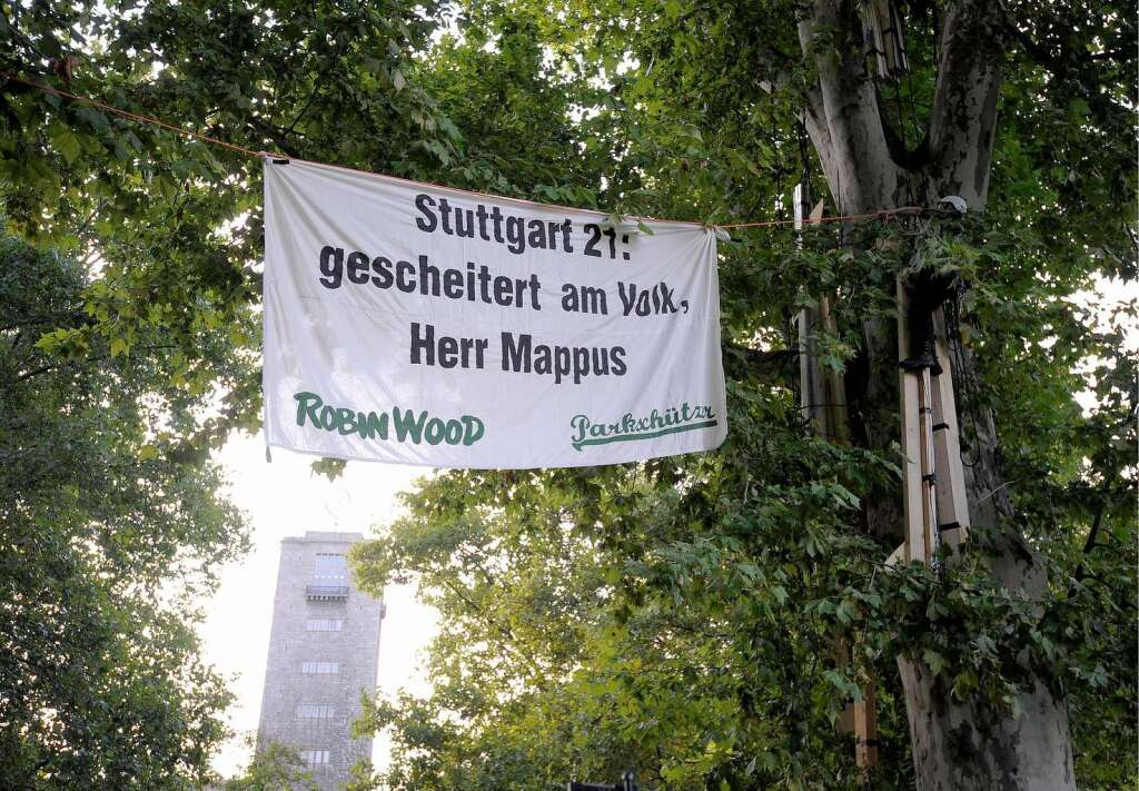 Aktivisten der Umweltschutzorganisation "Robin Wood" bauten  in Stuttgart im Schlossgarten ein Baumhaus.