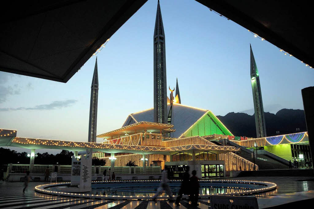 Blick auf die beleuchtete Faisal Moschee in Pakistan.