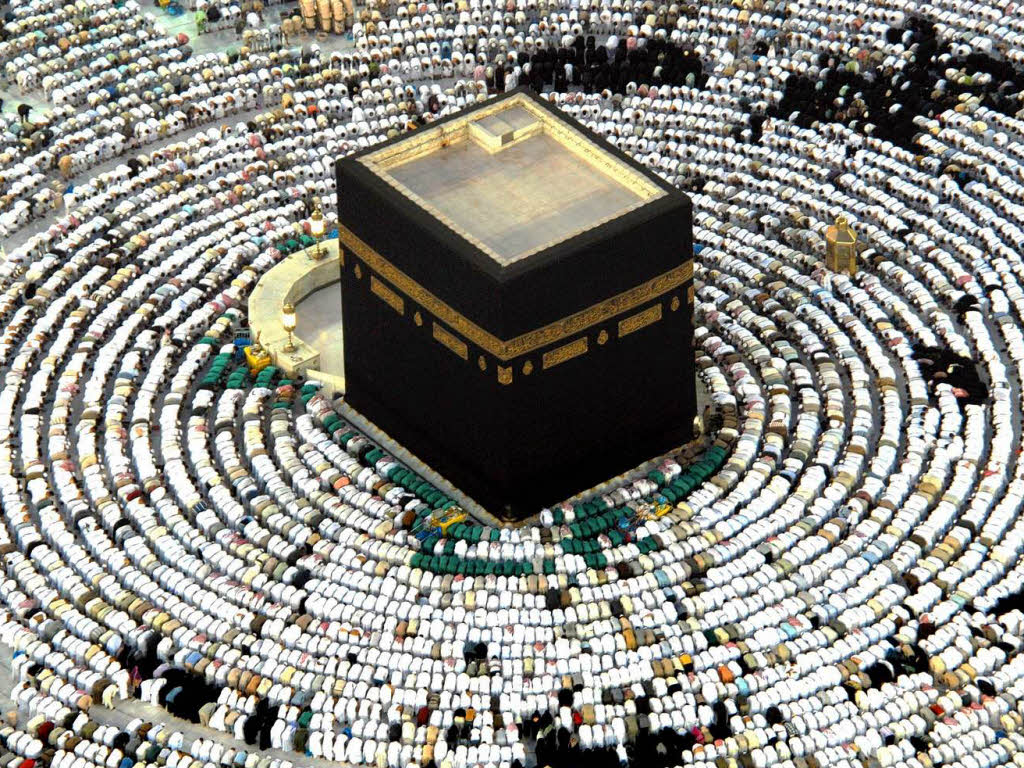 Glubige beten rund um die Kaaba in der Groen Moschee in Saudi Arabien.