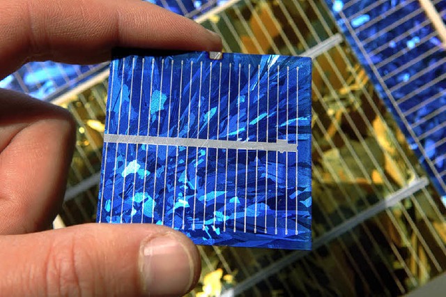 So sehen die Solarzellen aus, die Sonnenenergie in Strom umwandeln.   | Foto: Jens Bttner/dpa