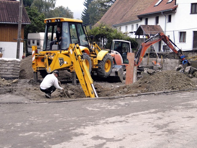 Die Arbeiten zur Gestaltung des Dorfplatzes in Dillendorf haben begonnen.   | Foto: Daniela Botos