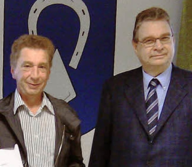 Der Arbeitsjubilar Rolf Rosewich (links) mit Brgermeister Gerhard Borchert.  | Foto: d. fink