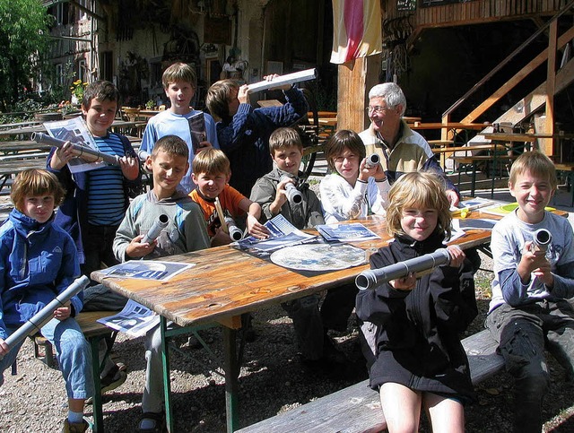 Kinder aus Wollbach, Kandern, Tannenki...-Heinz Wiederhold ein echtes Teleskop.  | Foto: Ines Bode