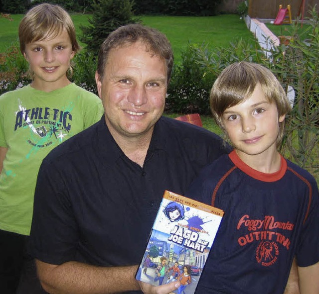 Der stolze Autor und seine begeisterte...l (11 Jahre, links) und Benjamin (9).   | Foto: Martina David-Wenk