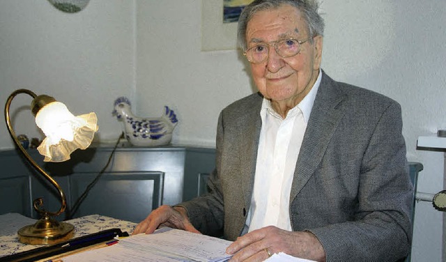 Dr. Herbert Muler, Hautarzt im Ruhest...iten am Kchentisch - handschriftlich!  | Foto: Sylvia-Karina Jahn