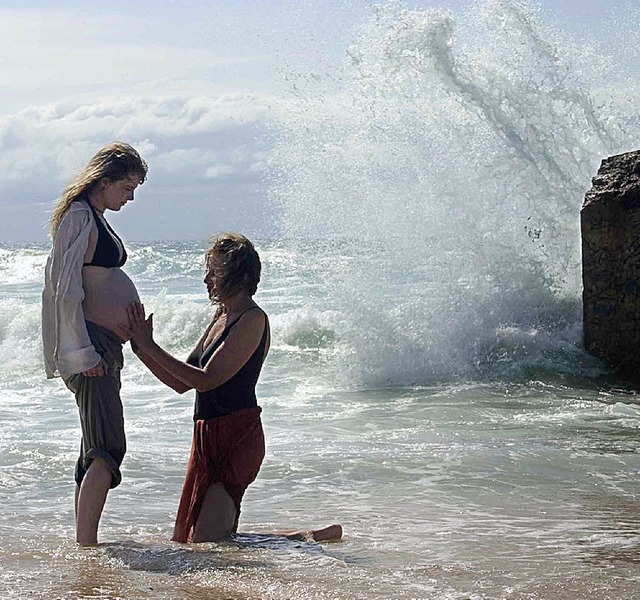 Muttergefhle haben nur die anderen: Mousse (Isabelle Carr) am Strand.  | Foto: dpa