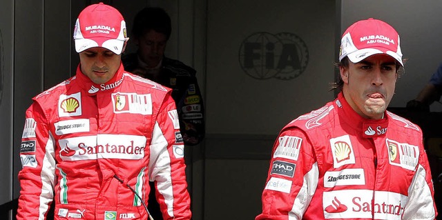 Die beiden Roten sind sich nicht immer...ipe Massa (links) und Fernando Alonso   | Foto: dpa
