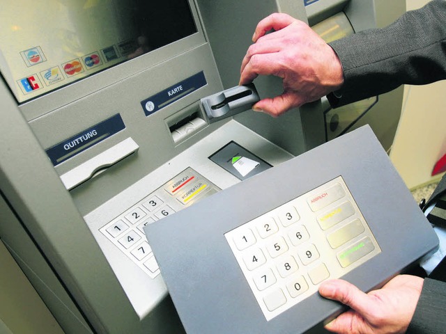 Skimming: Mit täuschend echt aussehend...Kriminelle Bankdaten aus. (Archivbild) | Foto: usage worldwide, Verwendung weltweit Skimming: Mit täuschend echt aussehend...Kriminelle Bankdaten aus. (Archivbild) | Foto: usage worldwide, Verwendung weltweit