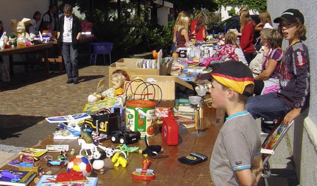 Spielzeug, Bcher, Geschirr und weiter...tzten sie das Tierheim in Lffingen.   | Foto: Marianne Rittner