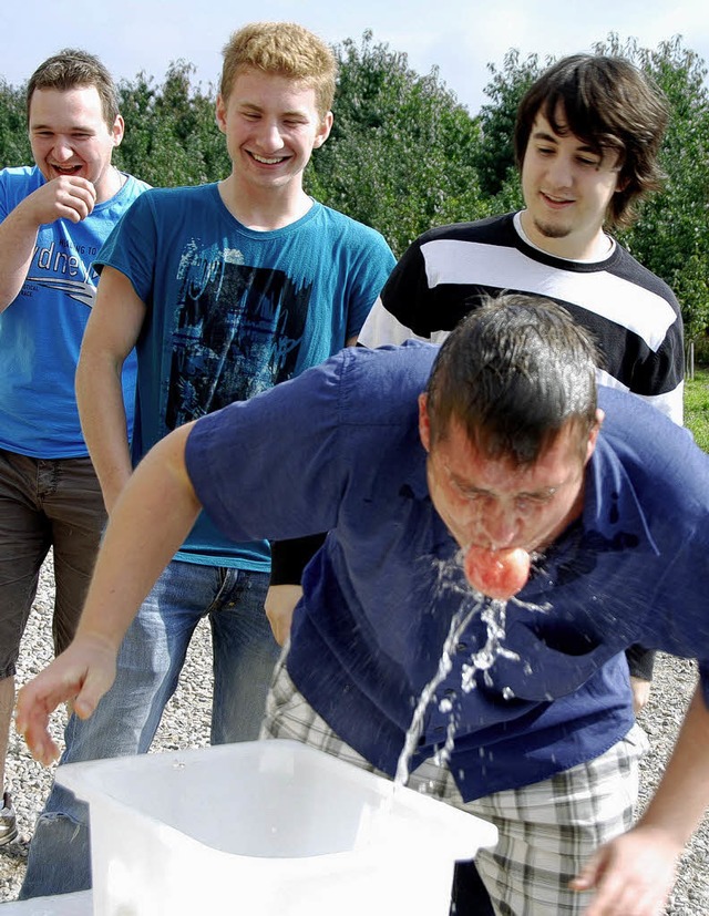 Gar nicht so leicht war das Apfel fisc...ie anderen hatten derweil ihren Spa.   | Foto: Roland Vitt