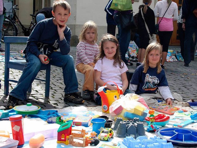 Flohmarkt fr Kinder und Jugendliche auf dem Rathausplatz in Bad Krozingen  | Foto: Huber