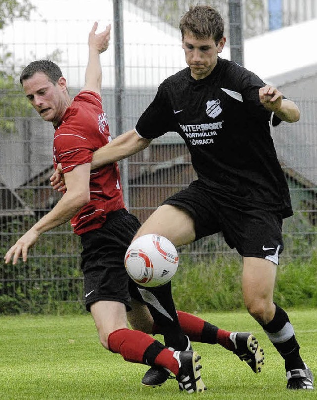 Hngengeblieben: Der FC Wehr (links Sv... ist Tabellenletzter der Landesliga.    | Foto: kaufhold