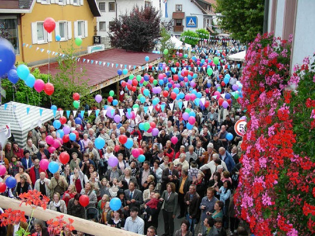 Auch in diesem Jahr gibt es ihn wieder: den Luftballonwettbewerb beim Dorffest.   | Foto: mario Schneberg