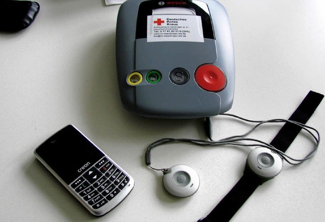 Das DRK-Notrufsystem mit zwei &#8222;F...#8220; und dem neu konzipierten Handy.  | Foto: Nicole Mai