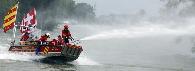 Die Feuerwehr Rheinfelden/Schweiz tauf...tag ihr neues Lsch- und Rettungsboot.  | Foto: Valentin Zumsteg