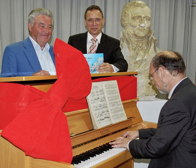 Ralph Breisinger vom Hebelbund (links)...ellte das  Instrument auf die Probe.    | Foto: Ehrentreich