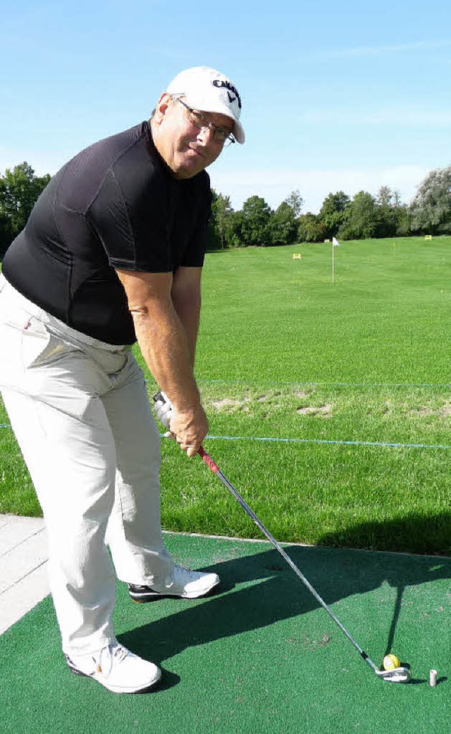 Golflehrer Peter Schmidtner zeigte auf...t in Obersckingen, wie&#8217;s geht.   | Foto: saskia baumgartner