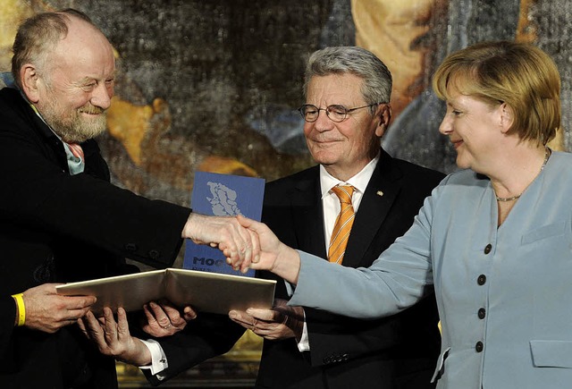 Preisbergabe: Karikaturist Kurt Weste...ator Joachim Gauck und Kanzlern Merkel  | Foto: afp
