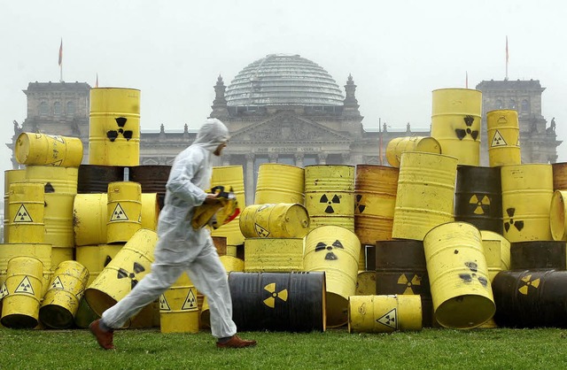 Mit symbolischen Atommllfssern demon...fzeitverlngerung fr Atomkraftwerke.   | Foto: dpa