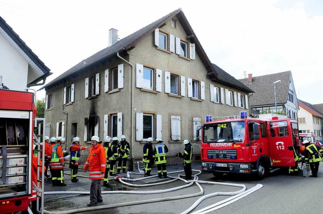 Die Feuerwehr bei den Lscharbeiten.  | Foto: Wolfgang Knstle